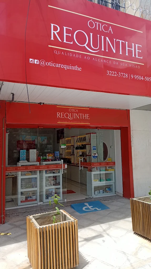 Fachada da loja do Centro da Ótica Requinthe, com placa vermelha e o telefone da loja