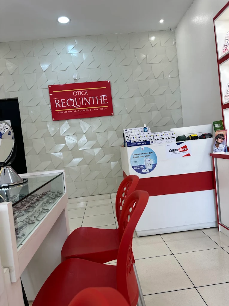 Balcão de atendimento da Ótica Requinthe, com a placa da marca na parede