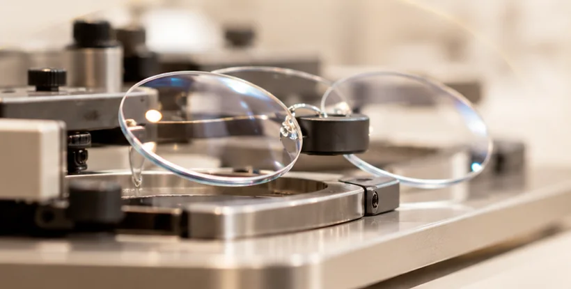 Lentes posicionadas na máquina de montagem de óculos