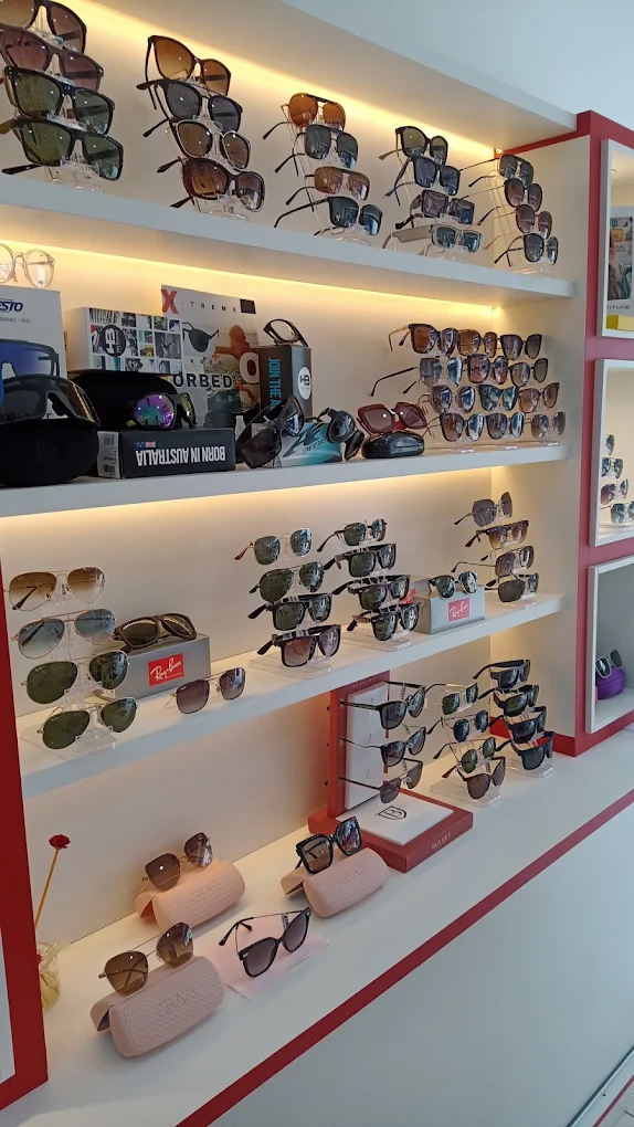 Prateleira de óculos de sol da Ótica Requinthe, com modelos Ray-Ban em exposição